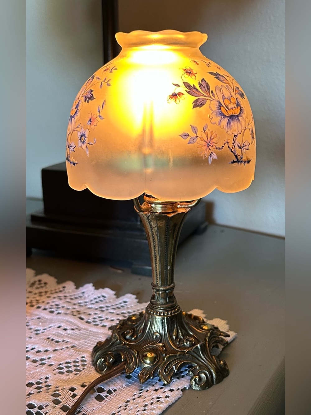 vintage L&L WMC 1973 lamp hand-painted floral glass shade and a brass metal base